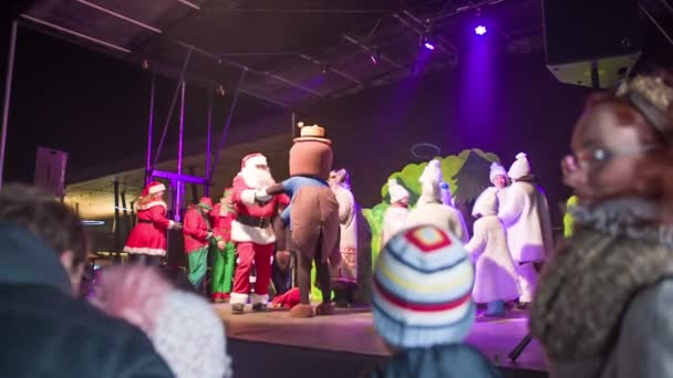 Санта Клаус Танцует Сцене Вместе Своими Друзьями Толпа Наблюдает Ними — стоковое видео