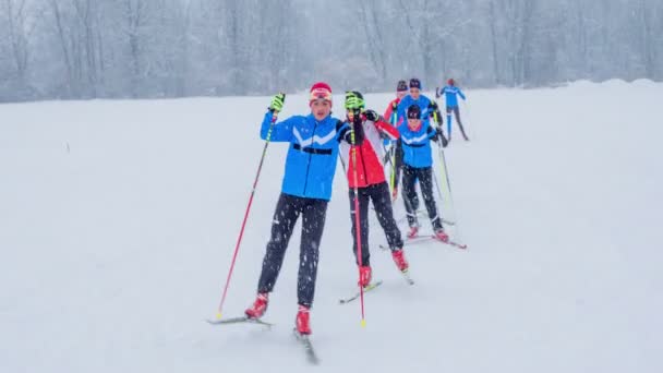 Fiatalok Országokon Átívelő Gyakorlatot Tartanak Idő Nagyon Hideg Havazik — Stock videók