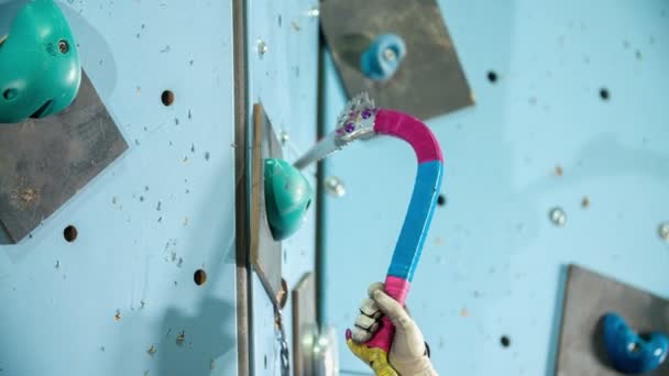 Hombre Está Escalando Pared Lentamente Está Poniendo Gancho Leva Uno — Vídeos de Stock