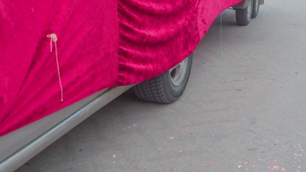 Samochód Jedzie Ulicą Jest Pokryty Czerwoną Tkaniną — Wideo stockowe