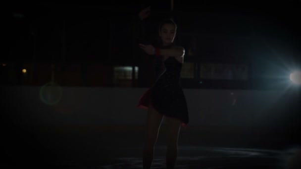 Young Performer Having Fun Sheskates Ice Very Dark Hall — Stock Video