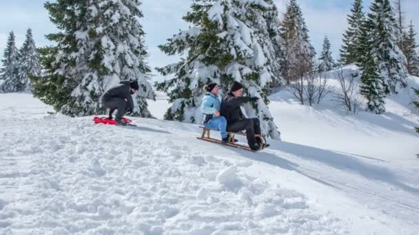 Bir Adam Bir Kadın Tepeden Aşağı Kayıyorlar Karda Eğleniyorlar — Stok video