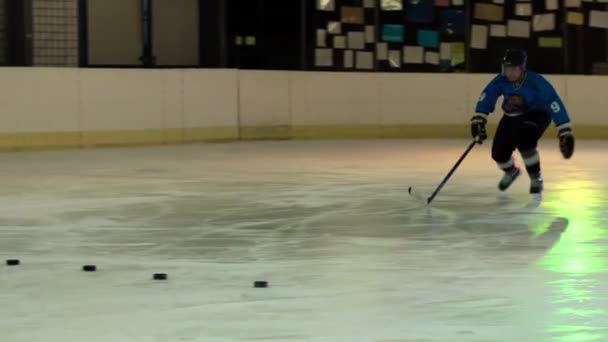 Ein Hockeyspieler Schießt Richtig Schnell Den Puck Ins Tor Befördern — Stockvideo