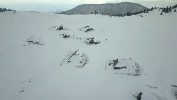 Todas Cabanas Madeira Topo Montanha Estão Cobertas Neve Tiro Aéreo — Vídeo de Stock