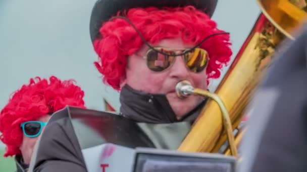Brassband Muziek Bespeelt Verschillende Muziekinstrumenten Tijdens Het Carnaval Dat Plaatsvindt — Stockvideo