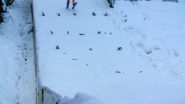 Ein Junger Skispringer Verringert Die Geschwindigkeit Wenn Auf Der Schanze — Stockvideo