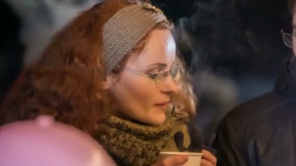 Mom Dad Enjoying Mulled Wine Christmas Market Can See Air — Stock Video