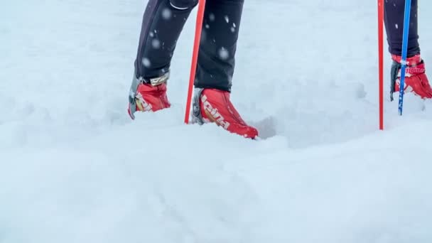 Twee Mensen Staan Sneeuw Laarzen Wachten Beginnen Met Ski Oefening — Stockvideo