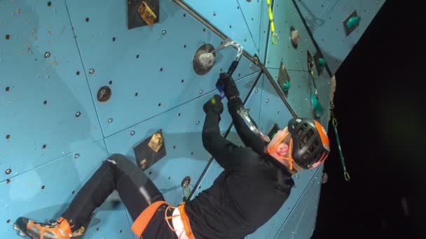 Mężczyzna Próbuje Wspiąć Się Coraz Wyżej Ścianę Wspinaczkową Sesję Treningową — Wideo stockowe
