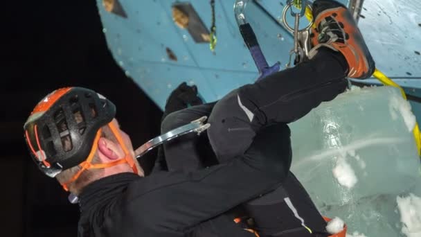 Adam Tırmanma Duvarına Tırmanırken Gerçekten Garip Bir Pozisyonda Bacakları Vücudunun — Stok video