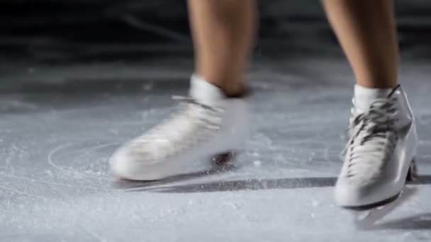 氷の上で回転すると 少女は少し足を持ち上げる 彼女の可愛い白いスケートを見ることができます — ストック動画