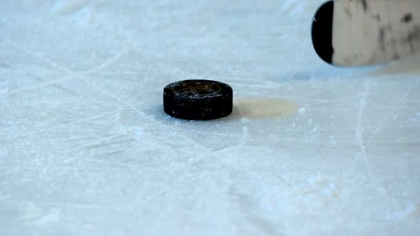 Ein Eishockeyspieler Schlägt Den Puck Richtig Hart — Stockvideo