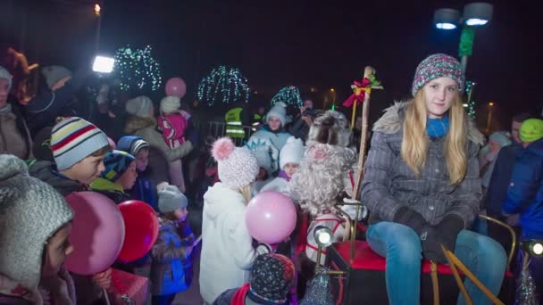 Дед Мороз Сидит Санях Разговаривает Детьми Которые Приходили Нему — стоковое видео