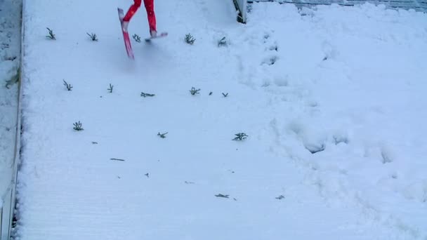 Saltador Esquí Aterriza Lentamente Trata Ralentizar Reducir Velocidad — Vídeos de Stock