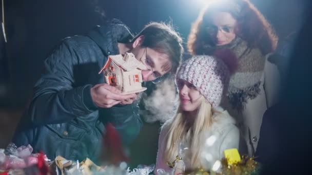 Piękny Mały Domek Jarmarku Bożonarodzeniowym Rodzina Patrzy Niego — Wideo stockowe