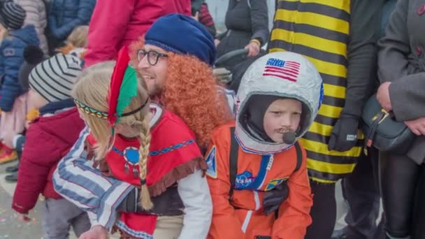 Papa Und Seine Beiden Kinder Tragen Bei Einer Parade Unterschiedliche — Stockvideo