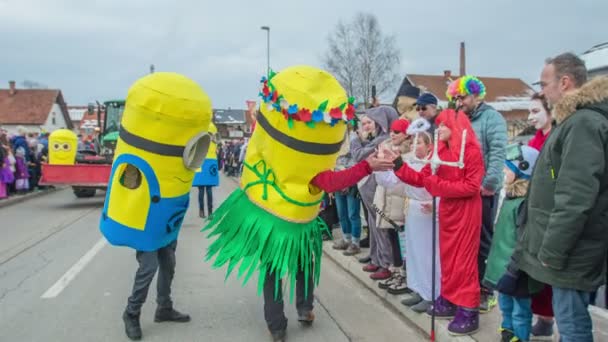 Zwei Als Schergen Verkleidete Personen Während Einer Parade Und Grüßen — Stockvideo