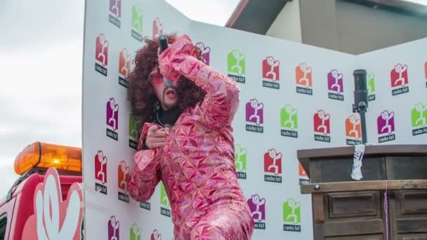 Dieser Mann Ist Bei Diesem Festival Als Sänger Verkleidet Spielt — Stockvideo