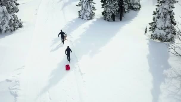 Två Killar Går Snöväg Och Drar Släde Flygskott Det Fin — Stockvideo