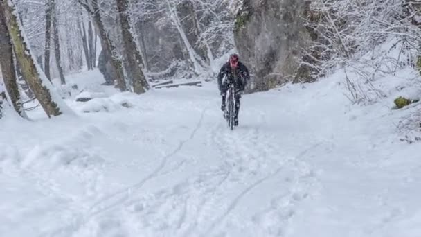 在这种天气条件下 一名运动员正在尽最大努力骑车爬山 这是一个寒冷多雪的冬日 — 图库视频影像