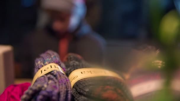 Noel Standlarından Birinde Sıcak Çoraplar Var Aile Etrafta Dolanıyor Eşyaları — Stok video