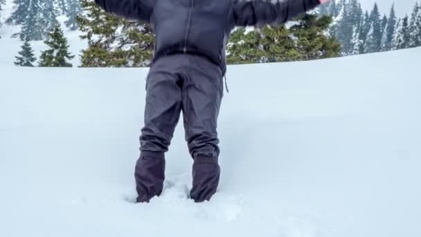 Человек Бросается Снег Сделать Снежного Ангела — стоковое видео