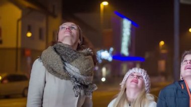 Mutlu aile gökyüzüne baktığında alkışlamaya ve zıplamaya başlar. Noel zamanı..