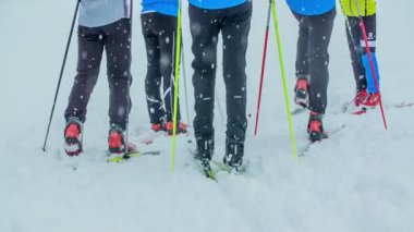 Birkaç kişi kayaklarıyla karın üzerinde duruyor. Soğuk bir kış günü..