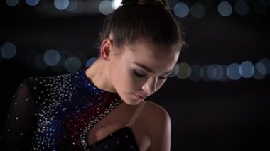 Bir artistik patinajcı kafasını kaldırır ve performansı başlamak üzeredir..