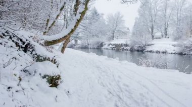 Kış geldi ve doğa karla kaplandı ve nehir dondu. Dışarıda kimse yok..