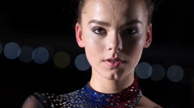 Bir buz patencisinin elinde kar vardı ve onu elinden çıkarıp birine fırlattı..