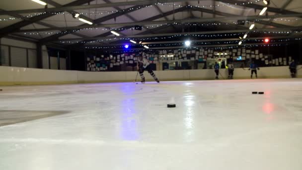 Jogador Hóquei Patinação Gelo Muito Rápido Fim Balançar Disco Objetivo — Vídeo de Stock