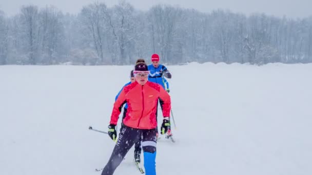 Pojkar Och Flickor Tränar Längdskidåkning Gör Sitt Bästa Och Mycket — Stockvideo