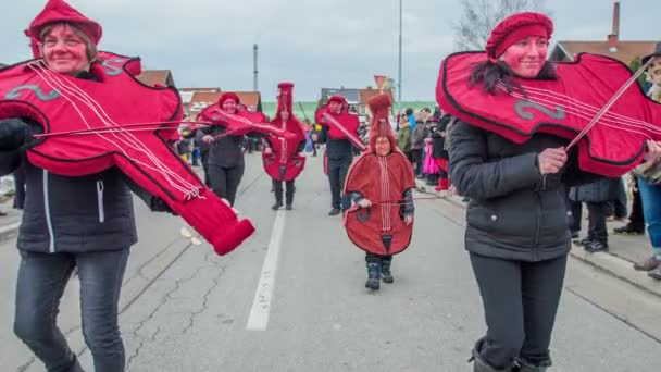 Kurents Zbierają Również Chusteczki Podczas Parady Bardzo Głośne Dzwonkami Wokół — Wideo stockowe