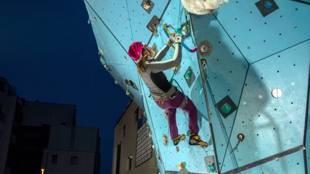 Spor Salonunda Tırmanma Pratiği Yapan Genç Bir Kadın Bir Kamera — Stok video