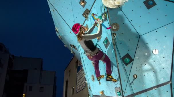 Uma Jovem Mulher Que Está Praticando Escalada Ginásio Está Batendo — Vídeo de Stock