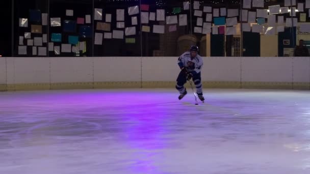 Los Jugadores Hockey Practican Hockey Hielo Por Solos Juego Acerca — Vídeos de Stock