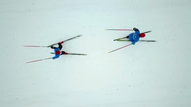 两个人在越野滑雪方面的训练看起来非常同步 空中射击 — 图库视频影像