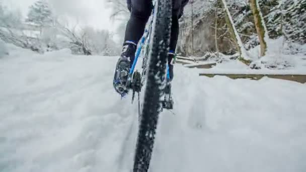 一个人在雪地上骑车 路上很滑 现在是冬天了 — 图库视频影像