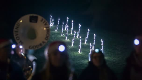 Brass Bandosu Geleneksel Noel Müziğini Noel Pazarında Çalıyor Gece Oldu — Stok video