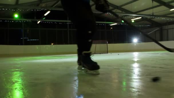 Twee Spelers Duwen Puck Naar Andere Kant Van Ijsbaan Oefenen — Stockvideo