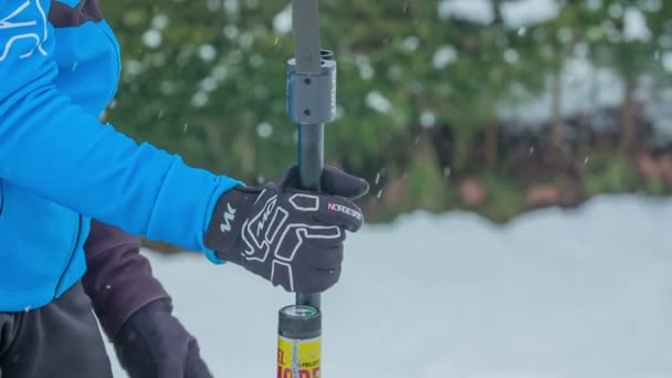 Una Joven Levanta Lentamente Rifle — Vídeo de stock