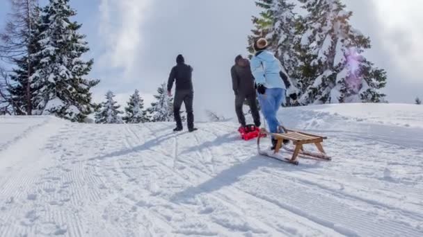 Trois Personnes Montent Colline Pour Redescendre Traîneau Ils Amusent Passer — Video