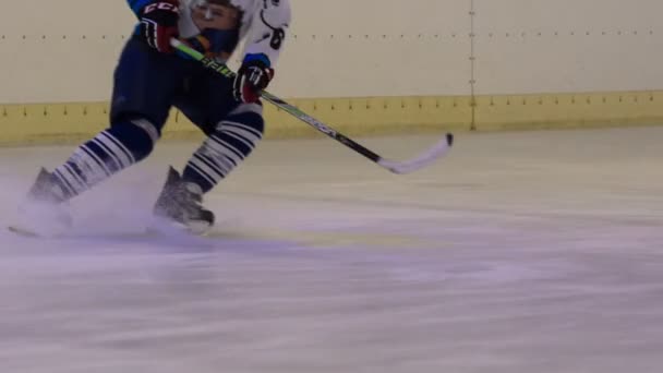 Ein Spieler Eisläuft Über Die Eisbahn Und Hält Plötzlich Und — Stockvideo