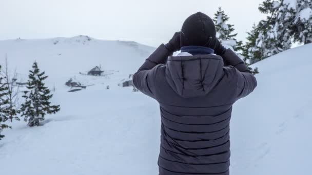 Hombre Mira Través Los Prismáticos Está Observando Paisaje Nevado — Vídeo de stock