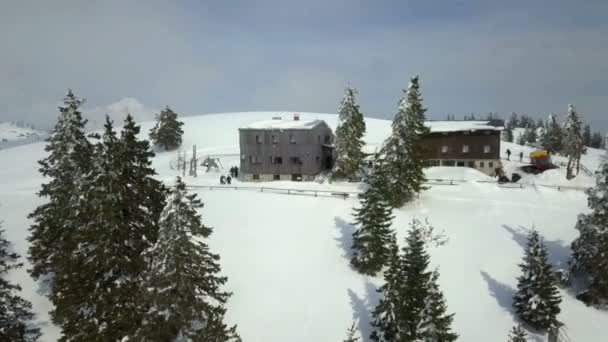 Hay Dos Cabañas Montaña Cima Montaña Naturaleza Tan Serena Tranquila — Vídeo de stock