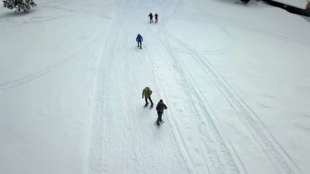 人们在山上的雪地上散步 空中射击 现在是冬天了 — 图库视频影像