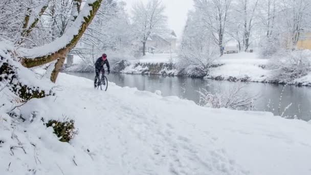 Deportista Está Bicicleta Sendero Junto Río Congelado Está Practicando Pesar — Vídeo de stock