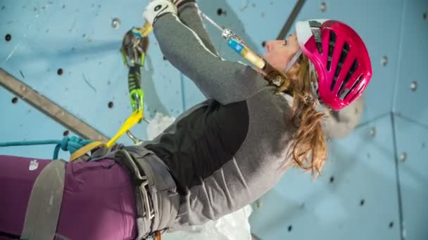 この若い女性は非常に学び 登山で訓練する勇気がある 彼女はまた マルチタスクであり 非常に集中して見える — ストック動画