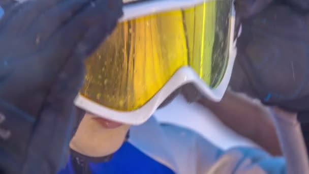 Ein Junger Skispringer Ist Fast Sprungbereit Setzt Seine Brille Auf — Stockvideo